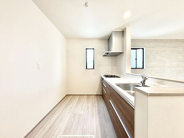 ◆2-1号棟◆~Kitchen~ 自然光が入る窓のあるキッチン☆毎日使う場所だからこそ、使い勝手を考慮しました。ゆったりとしたキッチンコーナーは質感豊かな仕上がりとなっております。