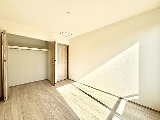 ◆2-1号棟◆〜Bed Room〜  全居室には収納クローゼットを完備！普段使いのお洋服や小物はもちろん、季節物のお洋服などもしっかりと整理整頓おしまい頂けます。  居室空間を広く使用できますね。