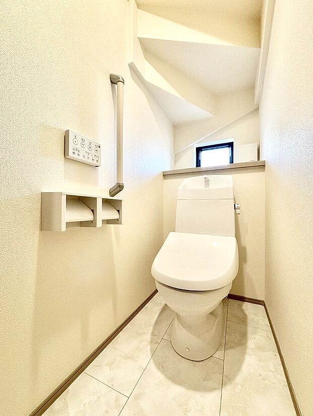 ◆2-1号棟◆〜Toilet〜　綺麗・スッキリ・快適なウォシュレット付トイレでくつろげる空間です。採光もあり明るく、快適空間となっております♪毎日使う場所だからこその配慮です！