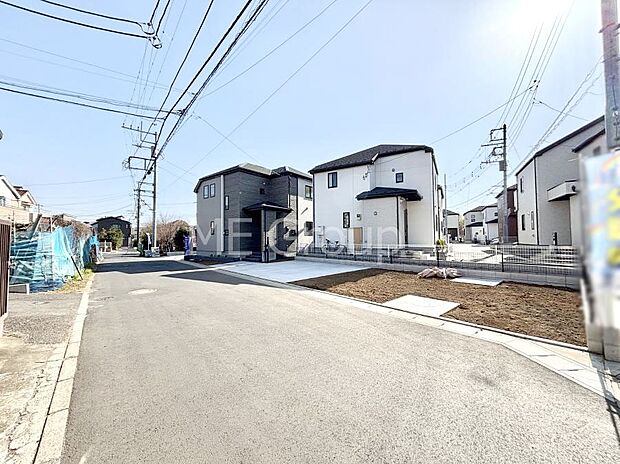 ~Exterior~ 前面道路は閑静な住宅地をはしる車通りの少ない道路。駐車の出し入れもらくらくです!ご不明点・現地見学のご希望は、お気軽にお問い合わせください!