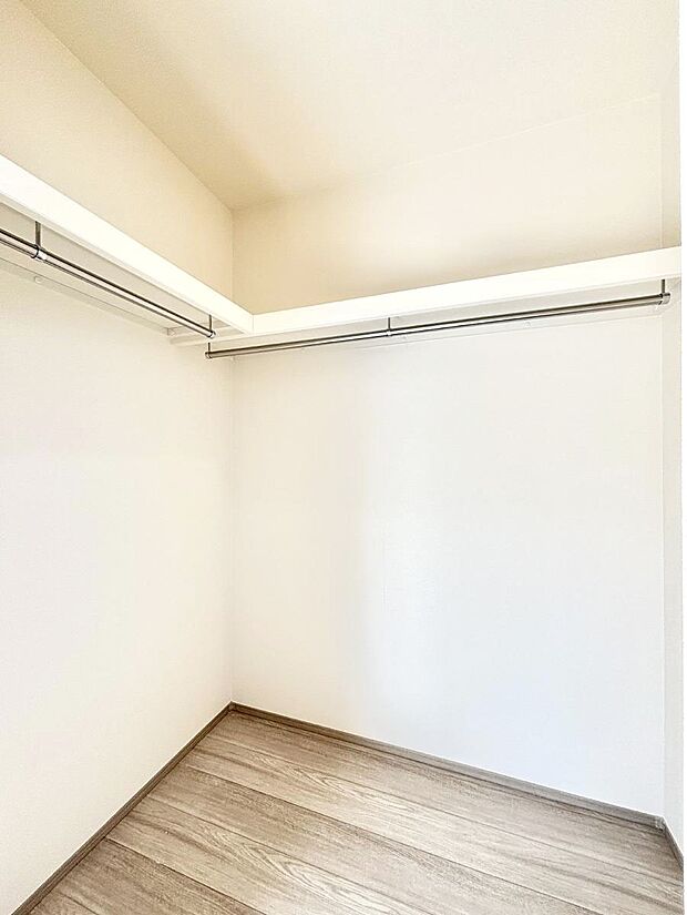 ◆2-1号棟◆〜Walk-in Closet〜　たくさんの洋服をかけてもシワになりにくいウォークインクローゼット。洋服以外にも、普段使わない家電やスーツケースなど何でも片付く嬉しい空間です。