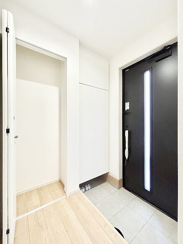 ◆1号棟◆~Entrance~ 玄関は家の顔といわれますが我が家のセンスをさりげなく感じさせる魅力ある玄関造りも楽しみの一つ。帰宅する度に家族がほっとできる心地よい空間造りも大切ですね♪