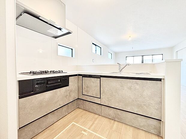 ◆1号棟◆~Kitchen~ 広くて使いやすいキッチンなら家族でいっしょに料理をつくったり、後片付けも手間なくできちゃいます♪収納もたっぷりあるので、いつもすっきりと清潔な印象を保てます。