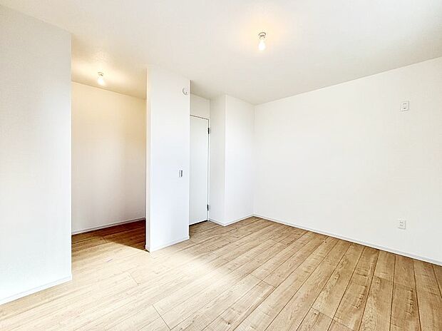 ◆1号棟◆~Bed Room~ 全居室には収納クローゼットを完備!普段使いのお洋服や小物はもちろん、季節物のお洋服などもしっかりと整理整頓おしまい頂けます。 居室空間を広く使用できますね。