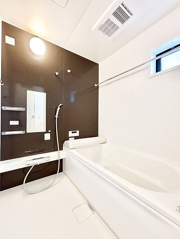 ◆1号棟◆~Bath Room~ 落ち着いた雰囲気の浴室で明日に向けてリフレッシュ。浴室乾燥機能も付いているので隣の洗濯機置き場で洗い上がった洗濯物を、雨の日も天気を気にせず乾燥させることも可能です。