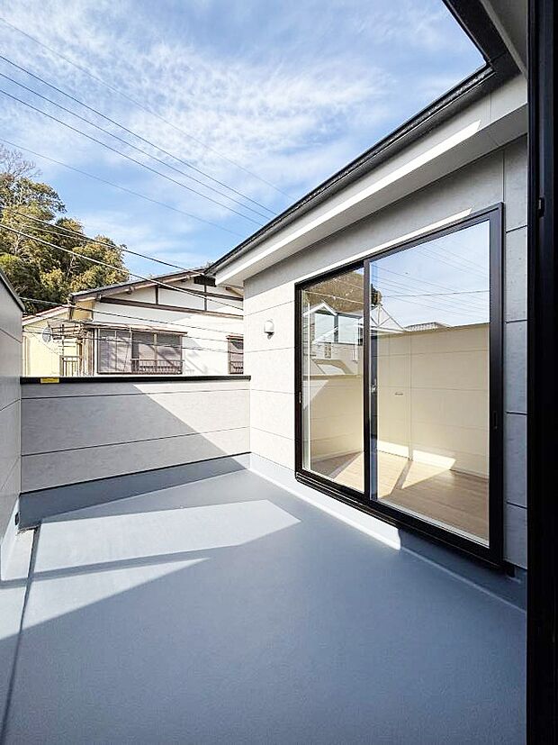 ◆1号棟◆~Balcony~ バルコニーは温かい陽がさしこみ、お布団や洗濯物を気持ちよく干すことができます。 使いやすく開放的なバルコニーです♪陽ざしがたっぷり降り注ぐ、バルコニー付き住まい。