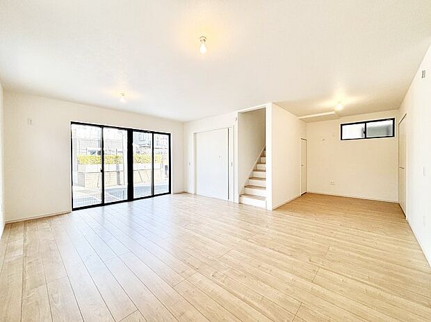 ◆1号棟◆~Living~ 家族の食事や団らんのほか、子どもを遊ばせたり、友人を招いたりするLDKは住まいの中心。長時間過ごす場所だから、その空間は住まい全体の居心地を左右します。