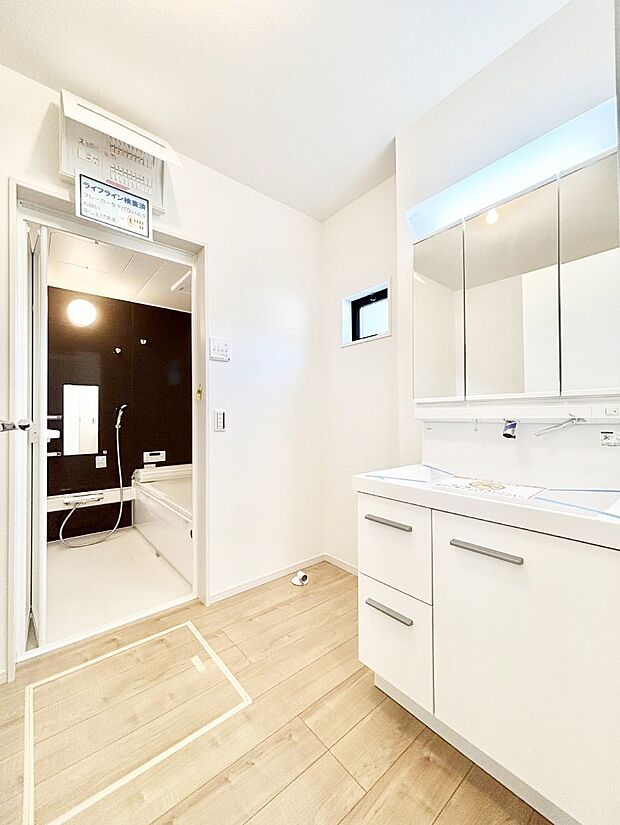 ◆1号棟◆~Dressing Room~ 明るく清潔感溢れるパウダールーム。毎日使う場所だからこそ、快適な空間となっております。シャンプードレッサーを採用しておりますので、朝シャンも手軽に出来ます。