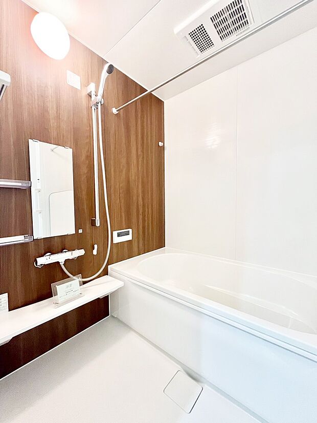 一日の疲れを癒してくれる明るい清潔感のあるバスルーム