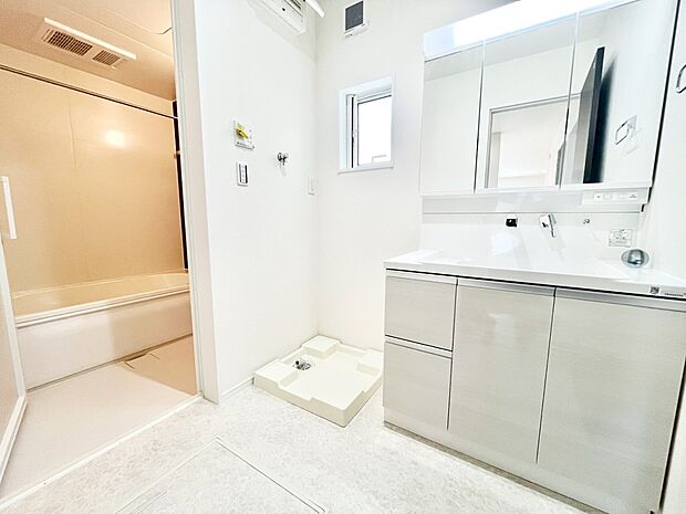 清潔感ある洗面化粧室で朝の身支度も快適