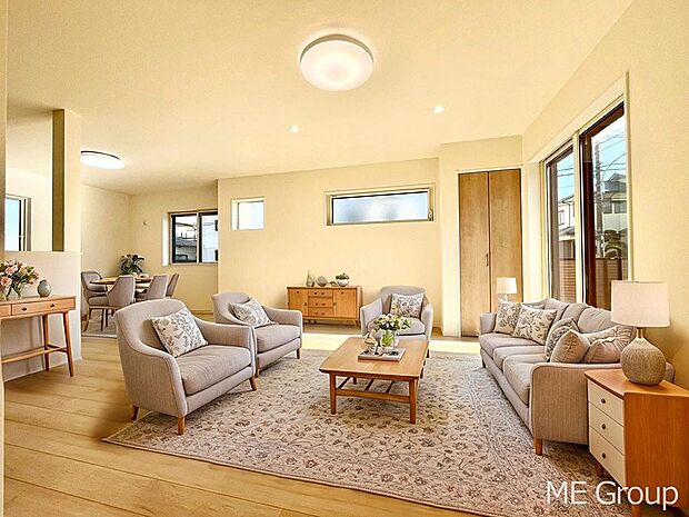 ご家族の賑やかな話し声で包まれる明るいリビング  ※家具はCGです