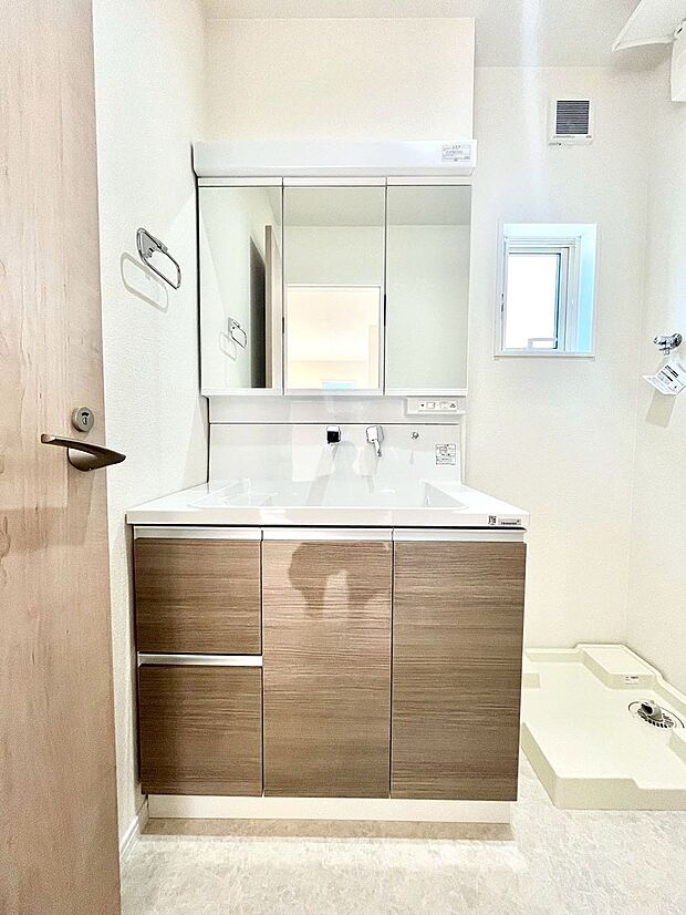 大きく見やすい三面鏡で清潔感ある洗面台は、身だしなみチェックや肌のお手入れにおすすめです。 