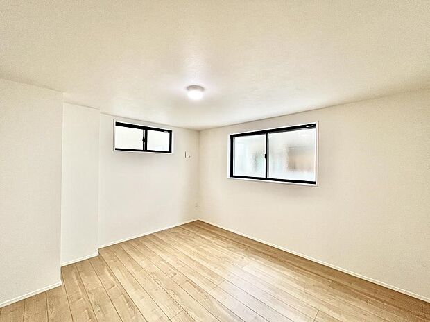 ～Bed Room～　部屋数が多いのが戸建てのメリットです。ご家族が増えたことで手狭に感じていた住まいも戸建てでは各居室プライバシーを保つことができます。住まいにゆとりが生まれ心もリラックスできます♪