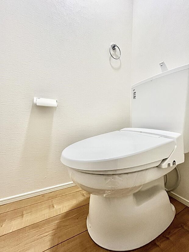 ～Toilet～　綺麗・スッキリ・快適なウォシュレット付トイレでくつろげる空間です。トイレは毎日使わざるを得ないもの。いつも清潔を保ちたいですね。トイレが2ヶ所あるので朝の混雑時に便利です！
