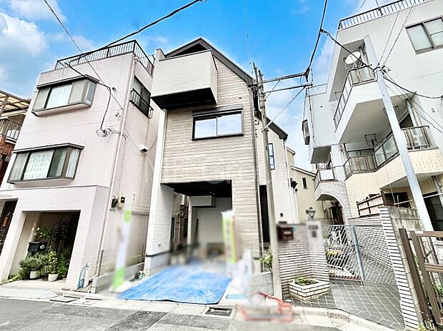 ~Exterior~ 堂々たる趣ながら、主張し過ぎずどこか余裕を感じさせるシャープなフォルムで佇む邸宅は、晴天の空と照らし合わせる事で、本来あるべき完成形の姿を見せてくれます。