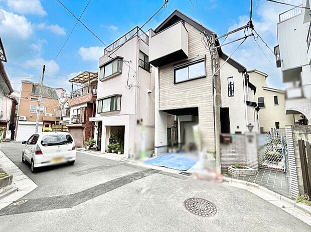 ~Exterior~ 前面道路は閑静な住宅地をはしる車通りの少ない道路。駐車の出し入れもらくらくです!ご不明点・現地見学のご希望は、お気軽にお問い合わせください!