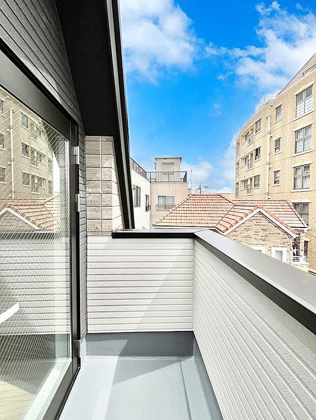 ～Balcony～　大きな空に囲まれた気持ちのいい家。バルコニーを覗くだけで圧倒的な開放感に包まれます。バルコニーは陽がさしこみお布団や洗濯物を気持ちよく干すことができます。