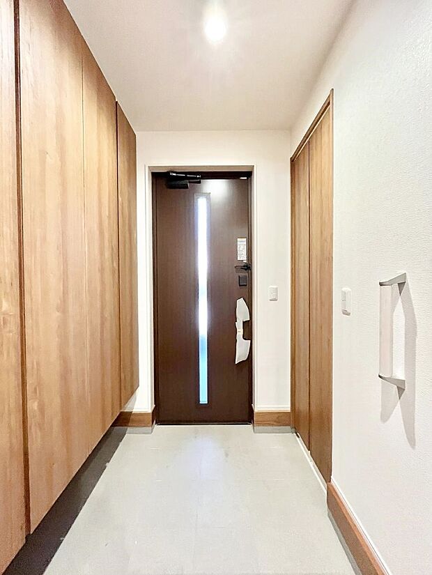 ◆5号棟◆〜Entrance〜　玄関は家の顔といわれますが我が家のセンスをさりげなく感じさせる魅力ある玄関造りも楽しみの一つ。帰宅する度に家族がほっとできる心地よい空間造りも大切ですね♪