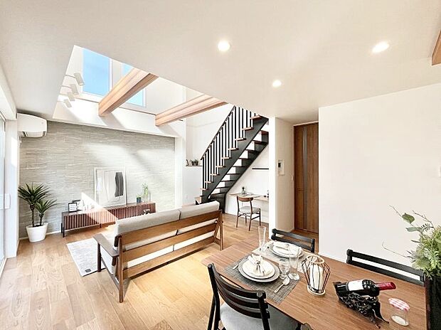 ◆5号棟◆~Living~ 飽きの来ないシンプルでおしゃれなLDK。大きな窓から日差しが差し込むので室内も明るく、家族の憩いの場としてピッタリです。開放感と日当たりの良さを是非ご覧ください!