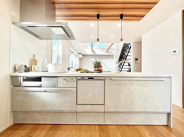 ◆5号棟◆~Kitchen~ 広くて使いやすいキッチンなら家族でいっしょに料理をつくったり、後片付けも手間なくできちゃいます♪収納もたっぷりあるので、いつもすっきりと清潔な印象を保てます。