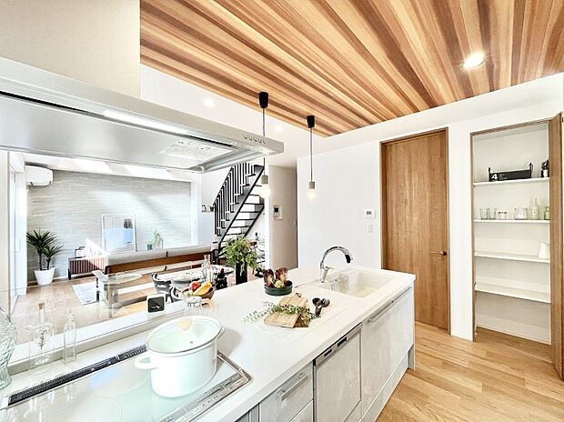 ◆5号棟◆~Kitchen~ リビングが見渡せるカウンターキッチン。料理をしながら家族とコミュニケーションをとれるだけでなく、大きな開放感も得ることができます。お子様の成長も感じることができますね!