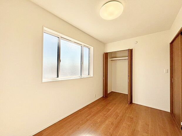 ◆5号棟◆~Bed Room~ 「今日も一日お疲れ様」とご夫婦でゆったりくつろげる寝室。毎日の家事やお仕事に疲れた日はフカフカのベットで癒されてください。テレビや本棚をおいても快適な広さが自慢♪