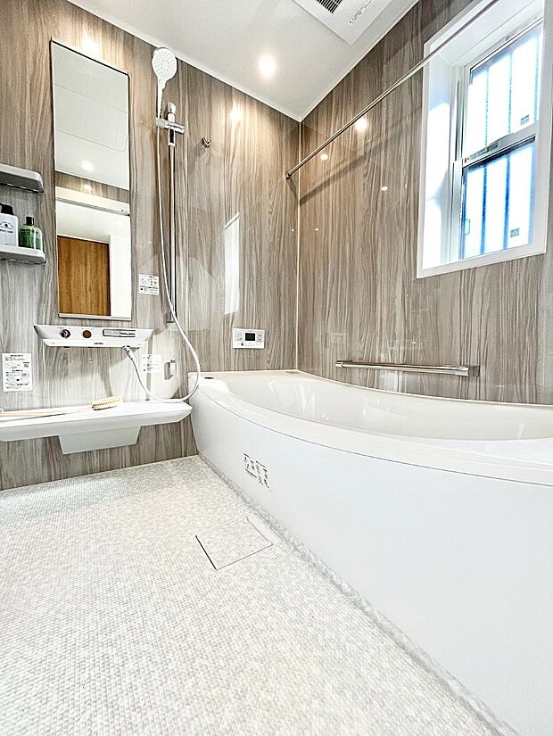 ◆5号棟◆〜Bath Room〜　落ち着いた雰囲気の浴室で明日に向けてリフレッシュ。浴室乾燥機能も付いているので隣の洗濯機置き場で洗い上がった洗濯物を、雨の日も天気を気にせず乾燥させることも可能です。