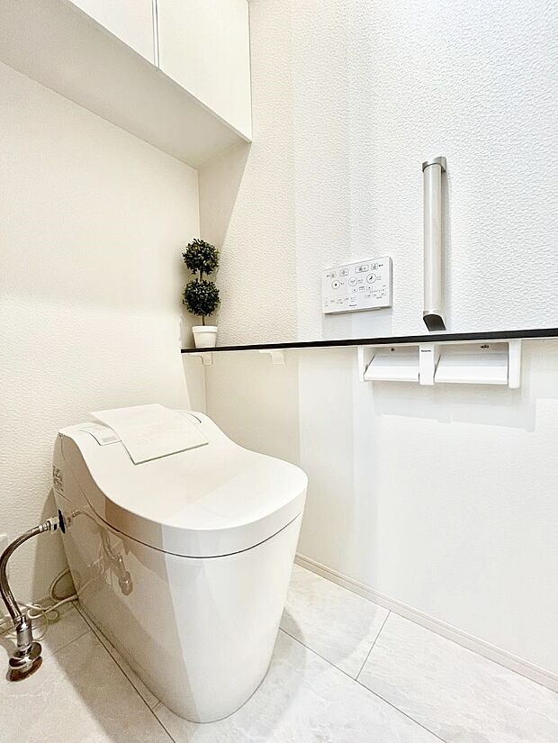 ◆5号棟◆〜Toilet〜　清潔感のある水回り♪トイレはウォシュレット付きです◎トイレは毎日使わざるを得ないもの。いつも清潔を保ちたいですね。トイレが2ヶ所あるので朝の混雑時に便利です！