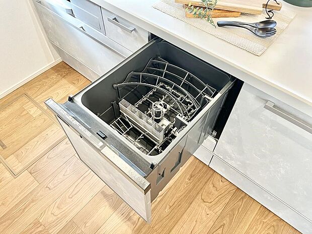 面倒なお片づけは食洗機にお任せ！家事の負担が減って、時間にも気持ちにもゆとりができます。