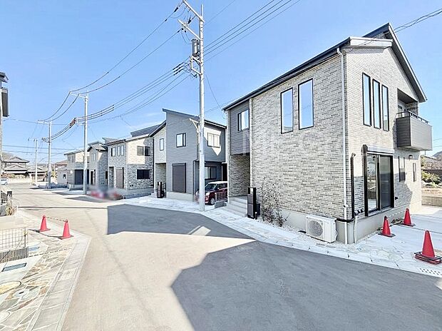 〜Exterior〜　前面道路は閑静な住宅地をはしる車通りの少ない道路。駐車の出し入れもらくらくです！ご不明点・現地見学のご希望は、お気軽にお問い合わせください！