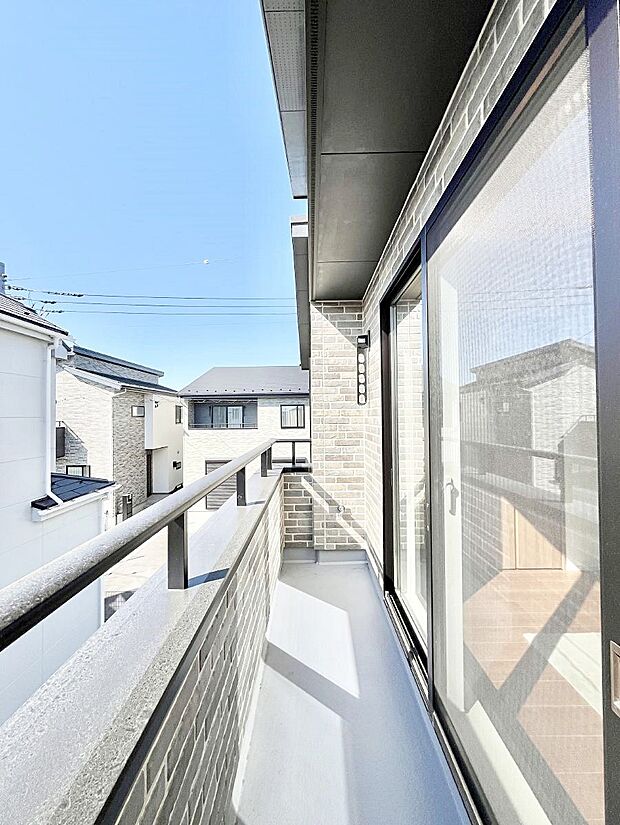 ◆5号棟◆〜Balcony〜  バルコニーは温かい陽がさしこみ、お布団や洗濯物を気持ちよく干すことができます。  使いやすく開放的なバルコニーです♪陽ざしがたっぷり降り注ぐ、バルコニー付き住まい。  