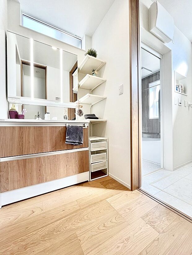 ◆5号棟◆~Dressing Room~ 清潔感溢れる色合いで統一されていると、スッキリと整った印象をうけます。鏡の裏にはたっぷりと収納スペースを標準装備!水廻りは、シンプルかつ機能性を重視して。