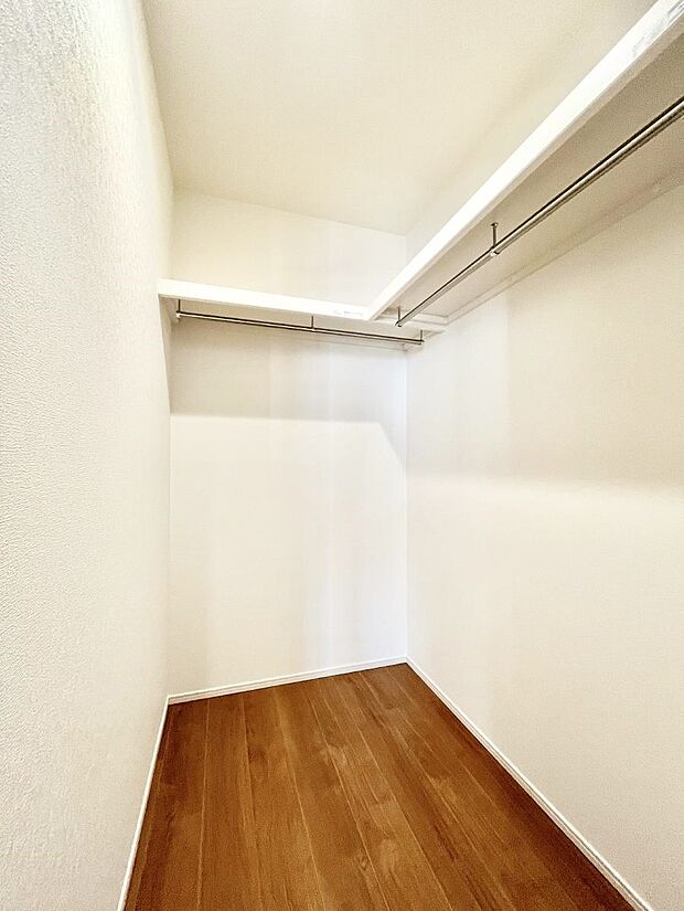 ~Walk-in Closet~ たくさんの洋服をかけてもシワになりにくいウォークインクローゼット。洋服以外にも、普段使わない家電やスーツケース、ストック品など何でも片付く嬉しい空間です。