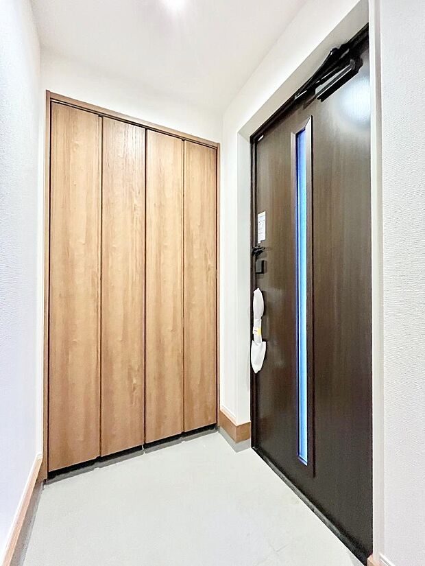 ガラススリットの入った玄関ドアが室内に光を届けてくれます