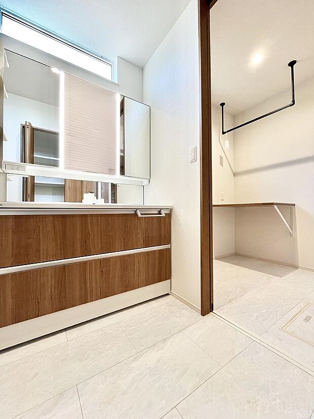 洗面所はゆとりのあるスペースで、身支度や入浴後のスキンケアも心に余裕をもってできそうです。