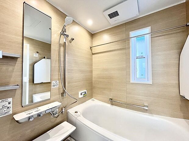 浴室乾燥機付きのバスルームでいつでも快適なバスタイムが楽しめます！