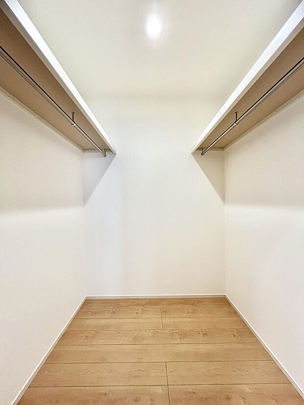 ウォークインクローゼットの活用で生活空間スッキリ