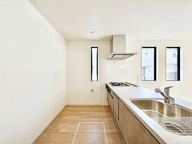 爽やかな風が通り抜けるキッチン。窓があるので明るく換気にも役立ちます。