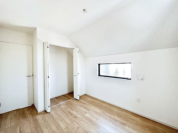 勾配天井が素敵な洋室。どんなお部屋にするか考えるのが楽しみですね。