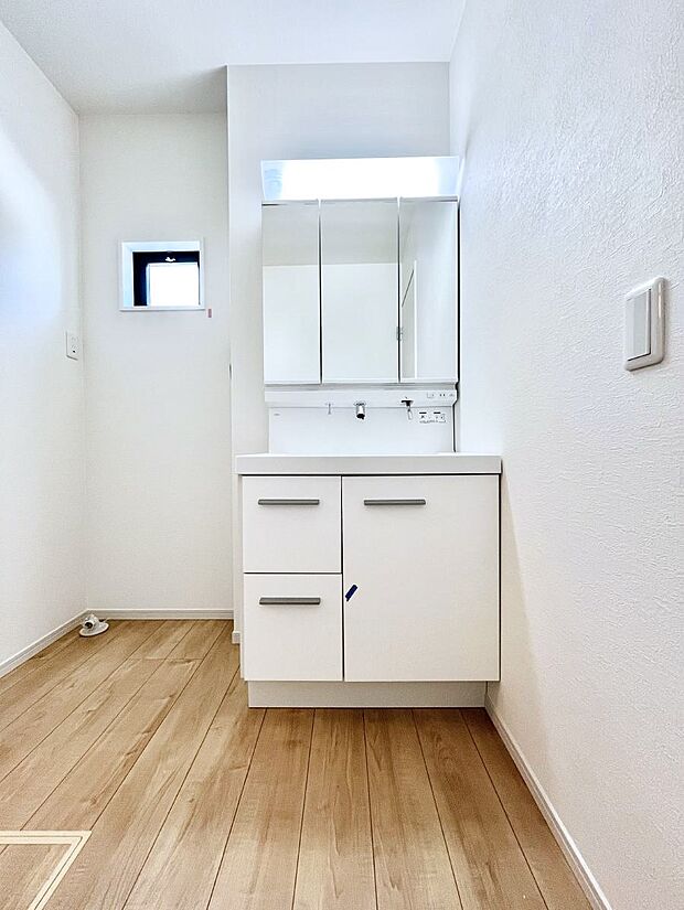 大きく見やすい三面鏡で清潔感ある洗面台は、身だしなみチェックや肌のお手入れにおすすめです。