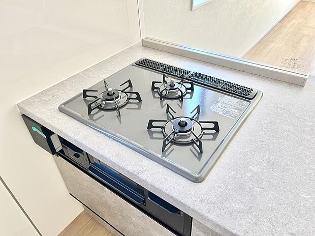 ガスコンロはSiセンサー搭載。火力調節や焦げ付き・消し忘れも防いでくれます。