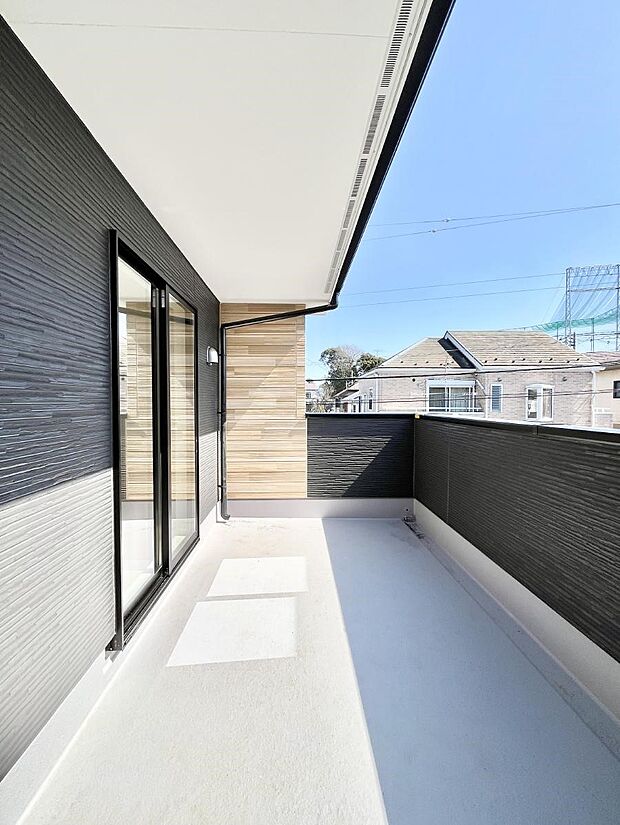 南向きのゆったりバルコニー!ご家族の洗濯物はもちろん、お布団もたっぷり干せます!