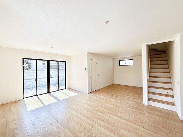 「ただいま」「おかえり」家族とのコミュニケーションが深まるリビングイン階段があります。