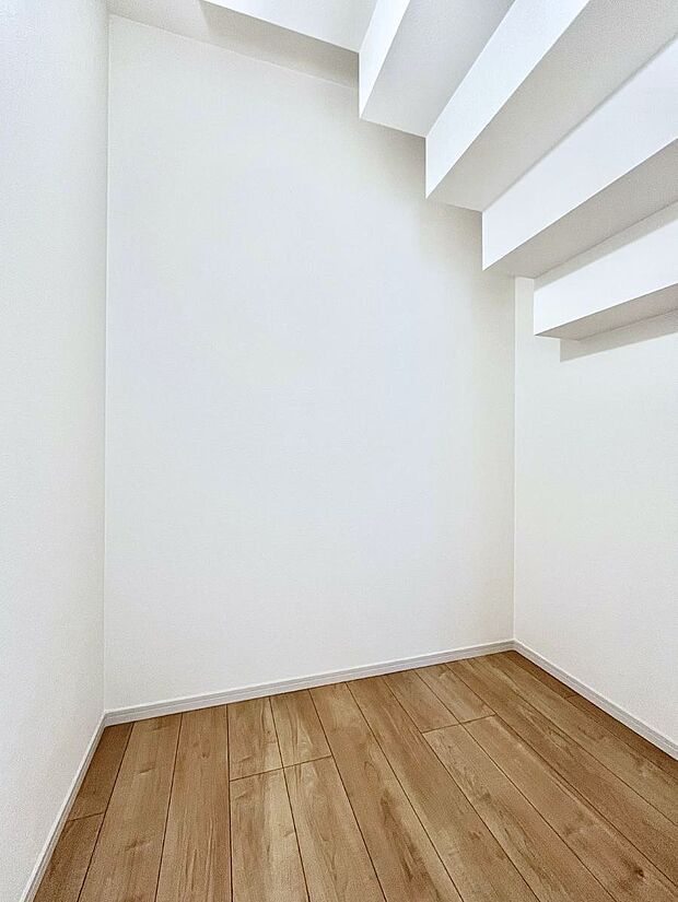 リビングには家族みんなで共有できるWIC。ファミリークロークとしてお使いいただけます。