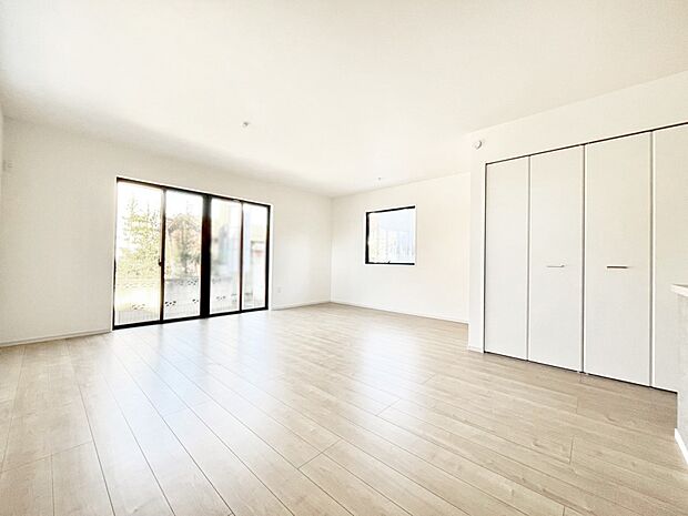 明るい陽光が注ぎ、寛ぎの雰囲気に満たされるリビング・ダイニング。