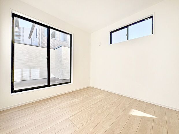 明るいバルコニーサイドに洋室を設置。目覚めの良い寝室に。