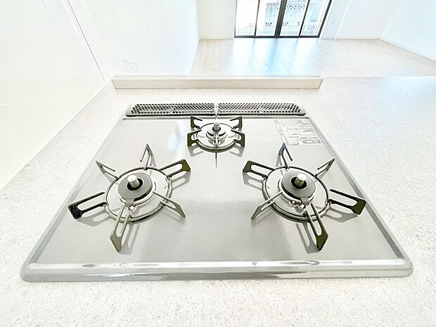 ガスコンロはＳｉセンサー搭載。火力調節や焦げ付き・消し忘れも防いでくれます。