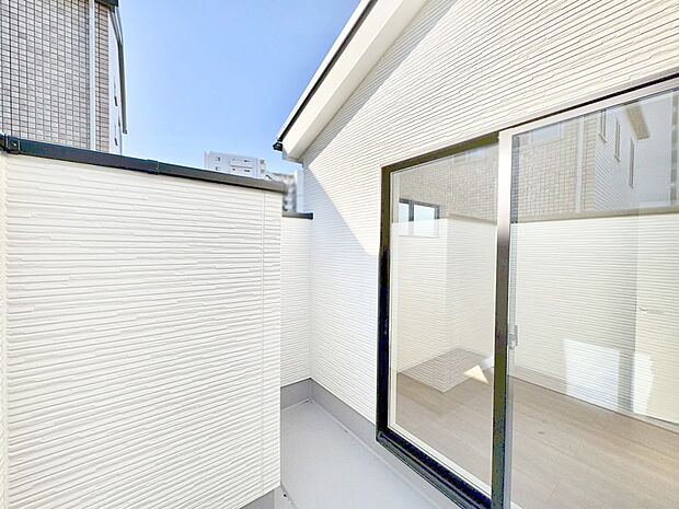 暖かな陽光が降り注ぐバルコニーはお洗濯におすすめ。爽やかな風も心地よいです。