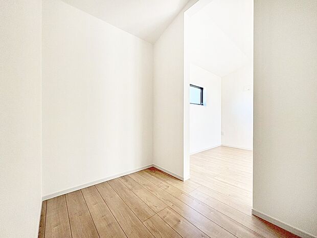 ウォークインクローゼット付きで生活空間を広く利用できます。