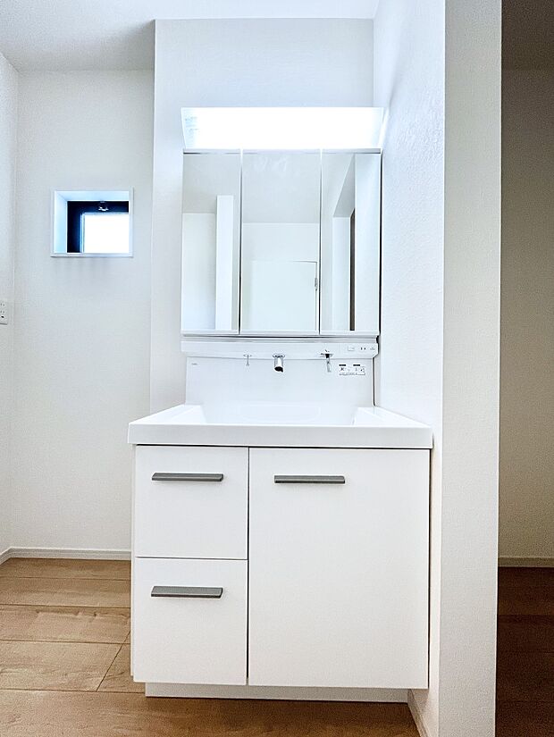 大きく見やすい三面鏡で清潔感ある洗面台は、身だしなみチェックや肌のお手入れにおすすめです。